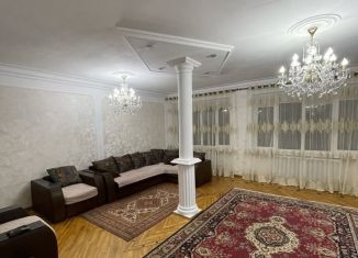 Сдам трехкомнатную квартиру, 130 м2, Махачкала, проспект Имама Шамиля, 45А, Ленинский район