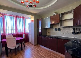 Сдается трехкомнатная квартира, 94 м2, Екатеринбург, улица Кузнецова, 21, улица Кузнецова