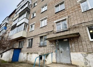 Продаю трехкомнатную квартиру, 60 м2, Вязьма, улица Машинистов, 6