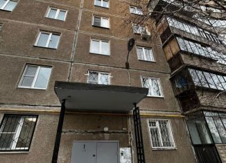 Продажа 2-комнатной квартиры, 49.7 м2, Магнитогорск, улица Завенягина, 1