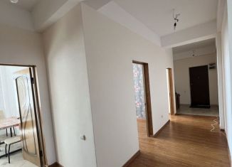 Трехкомнатная квартира в аренду, 100 м2, Каспийск, улица М. Халилова, 30