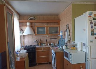 Продажа 3-ком. квартиры, 68 м2, посёлок городского типа Новоозёрное, улица Адмирала Кантура, 1