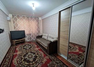 Сдается трехкомнатная квартира, 70 м2, Каспийск, улица Халилова, 36