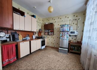 Продам трехкомнатную квартиру, 90 м2, Азнакаево, улица Шайхутдинова, 8