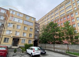 Продается 2-ком. квартира, 80 м2, Владикавказ, улица Гадиева, 56к3