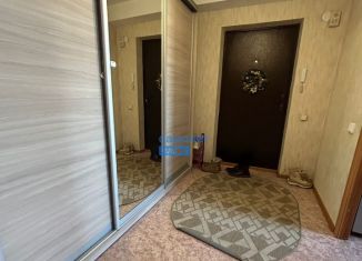 Продается трехкомнатная квартира, 50 м2, Бийск, улица Михаила Митрофанова, 2/3