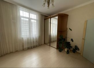 Сдается в аренду двухкомнатная квартира, 78 м2, Екатеринбург, улица Белинского, улица Белинского