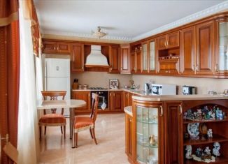 Продам 5-комнатную квартиру, 180 м2, Ставрополь, улица Маршала Жукова, 26, Ленинский район