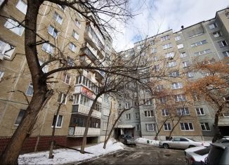 Продается 2-комнатная квартира, 50 м2, Челябинская область, улица Братьев Кашириных, 101А