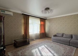 Сдам 2-ком. квартиру, 85 м2, Дагестан, улица Ушакова, 3Г