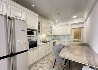 Сдается 2-ком. квартира, 80 м2, Махачкала, Шёлковая улица, 15А, ЖК Лидер