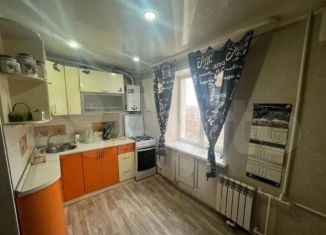 Продам 2-ком. квартиру, 42 м2, Балашов, улица Орджоникидзе, 3