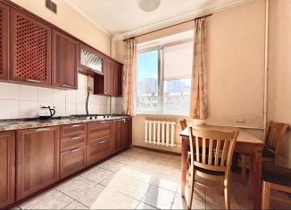 Сдается в аренду 2-ком. квартира, 60 м2, Сочи, улица Чебрикова, 7, микрорайон Ареда