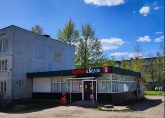 Продам торговую площадь, 135 м2, Валдай, улица Труда, 57А