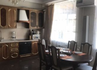 Сдаю в аренду трехкомнатную квартиру, 80 м2, курортный поселок Домбай, Карачаевская улица, 60