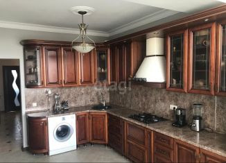 Продажа 3-ком. квартиры, 95 м2, Махачкала, улица Абдуразака Шахбанова, 18Б, Кировский район