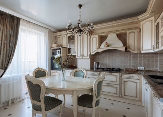 Сдаю в аренду 3-ком. квартиру, 106 м2, Калининградская область, Колхозная улица, 33