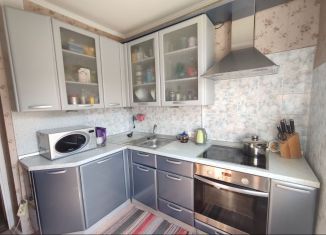 Продаю 2-ком. квартиру, 49.5 м2, Челябинск, улица Братьев Кашириных, 93, Калининский район
