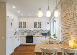 Продаю 4-ком. квартиру, 75.1 м2, Карелия, бульвар Интернационалистов, 8