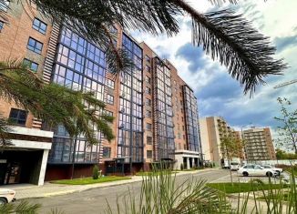 Продам 2-ком. квартиру, 60 м2, Майкоп, улица Олега Цокова, 3