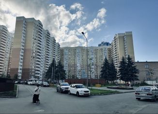 Продажа 2-ком. квартиры, 67 м2, Москва, Синявинская улица, 11к3