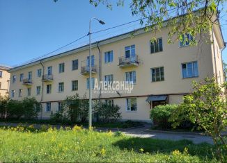 Продам 3-ком. квартиру, 74 м2, Ломоносов, Александровская улица, 42