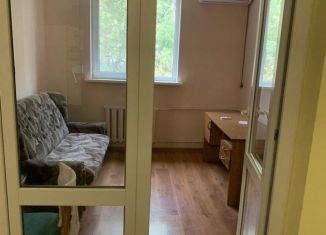 Сдам 3-комнатную квартиру, 50 м2, Ялта, улица Калинникова, 3