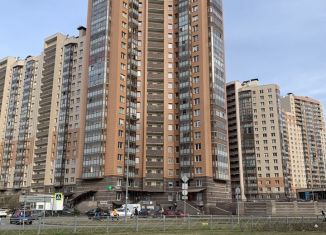 Трехкомнатная квартира в аренду, 83 м2, Санкт-Петербург, проспект Королёва, 65, метро Комендантский проспект