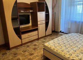 Сдается 1-ком. квартира, 35 м2, Симферополь, улица Миллера, 62, Центральный район