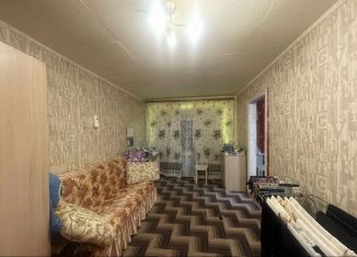 Продам 2-ком. квартиру, 43.8 м2, Боровичи, улица Гоголя, 85