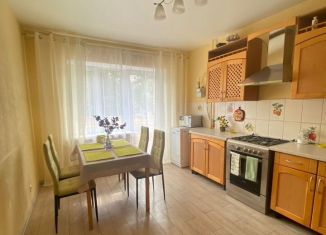 Сдаю 3-ком. квартиру, 93 м2, Псков, Советская улица, 73