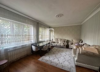 Продаю 3-ком. квартиру, 80 м2, Махачкала, улица Ирчи Казака, 148