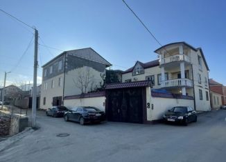 Сдам дом, 360 м2, Махачкала, улица Братьев Мугуевых, 7А