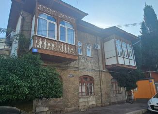 Продается 4-ком. квартира, 135.4 м2, Ялта, Пироговская улица, 18