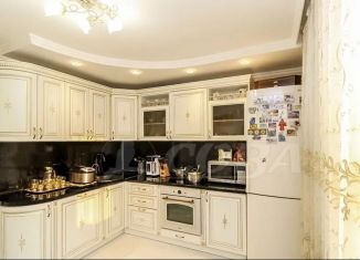 Продажа 3-ком. квартиры, 83.9 м2, Тюмень, улица Избышева, 8, ЖК Нефтяник