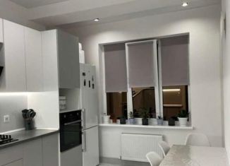 Продаю двухкомнатную квартиру, 65 м2, Нальчик, улица Ахохова, 188