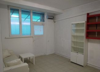 Продаю торговую площадь, 38.4 м2, посёлок городского типа Яблоновский, улица Кобцевой, 1/8