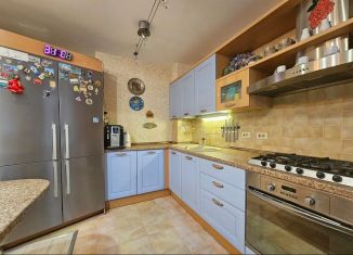 Продается 3-комнатная квартира, 75.5 м2, Саратов, Усть-Курдюмская улица, 7А