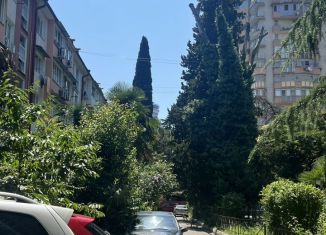 Сдается трехкомнатная квартира, 70 м2, Сочи, улица Роз, 56