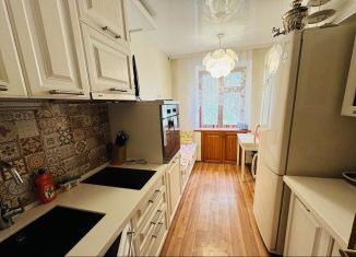 Продается двухкомнатная квартира, 51 м2, Тюмень, улица Ватутина, 18