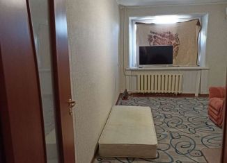 Сдается в аренду 2-комнатная квартира, 60 м2, Вольск, площадь Свободы, 2
