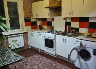 Сдам в аренду 4-ком. квартиру, 81 м2, Крымск, улица Карла Либкнехта, 4