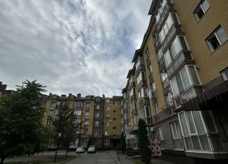 Продам 3-комнатную квартиру, 96 м2, Владикавказ, улица Шамиля Джикаева, 5А, 18-й микрорайон