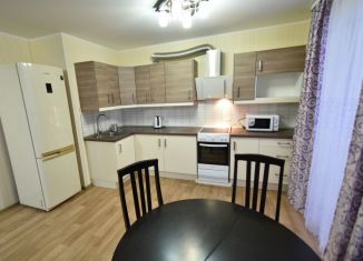 Сдам в аренду 3-ком. квартиру, 86 м2, Уфа, Революционная улица, 70