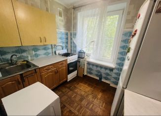 Сдаю в аренду двухкомнатную квартиру, 44 м2, Старый Оскол, микрорайон Приборостроитель, 12