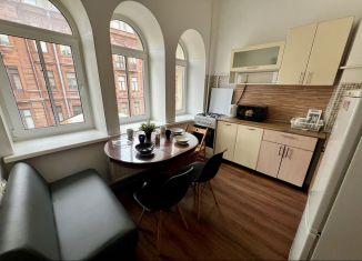 Сдам в аренду трехкомнатную квартиру, 78 м2, Санкт-Петербург, улица Маяковского, 7/27