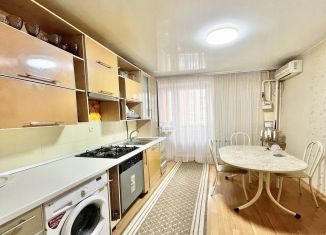 2-комнатная квартира на продажу, 56 м2, Ейск, улица Энгельса, 21/1