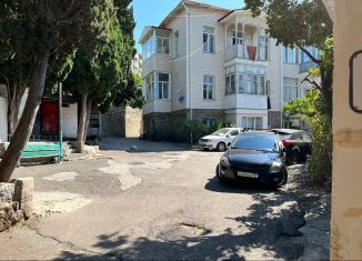 Продам 1-ком. квартиру, 27 м2, Ялта, Бассейная улица, 5