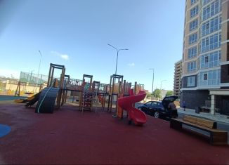 Продаю 2-ком. квартиру, 62.3 м2, Майкоп, улица Пирогова, 4