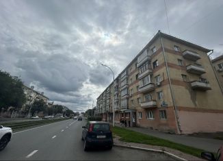 Сдам 2-ком. квартиру, 40.2 м2, Кемерово, улица Дзержинского, 13, Центральный район